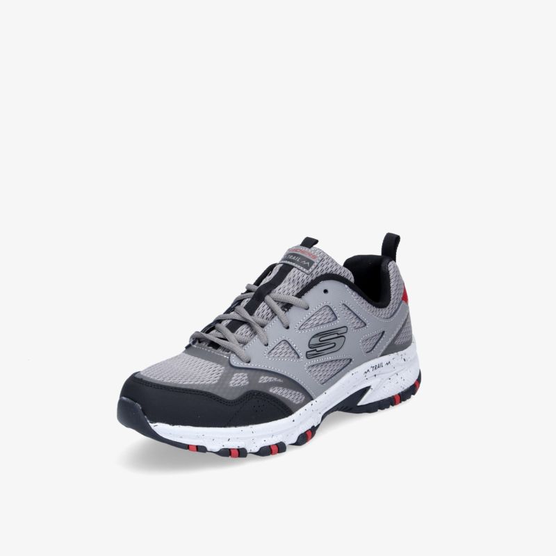 Grauer Sneaker mit schwarzen Akzenten und rotem Detail, ideal für Sport und Freizeit