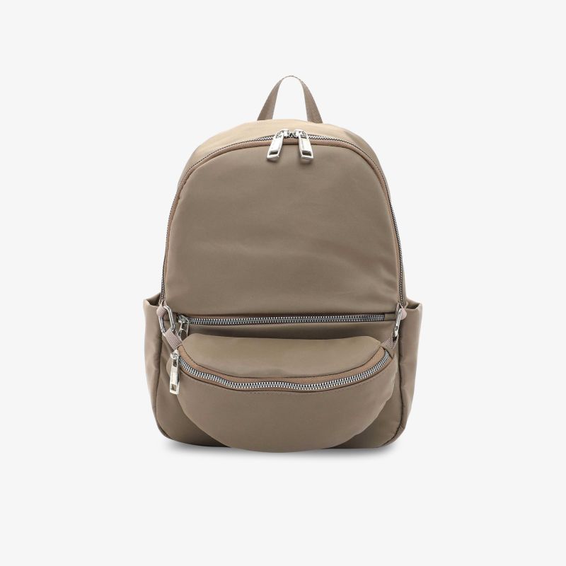 Moderner Rucksack in zeitlosem Design mit großem Hauptfach und praktischen Außentaschen.