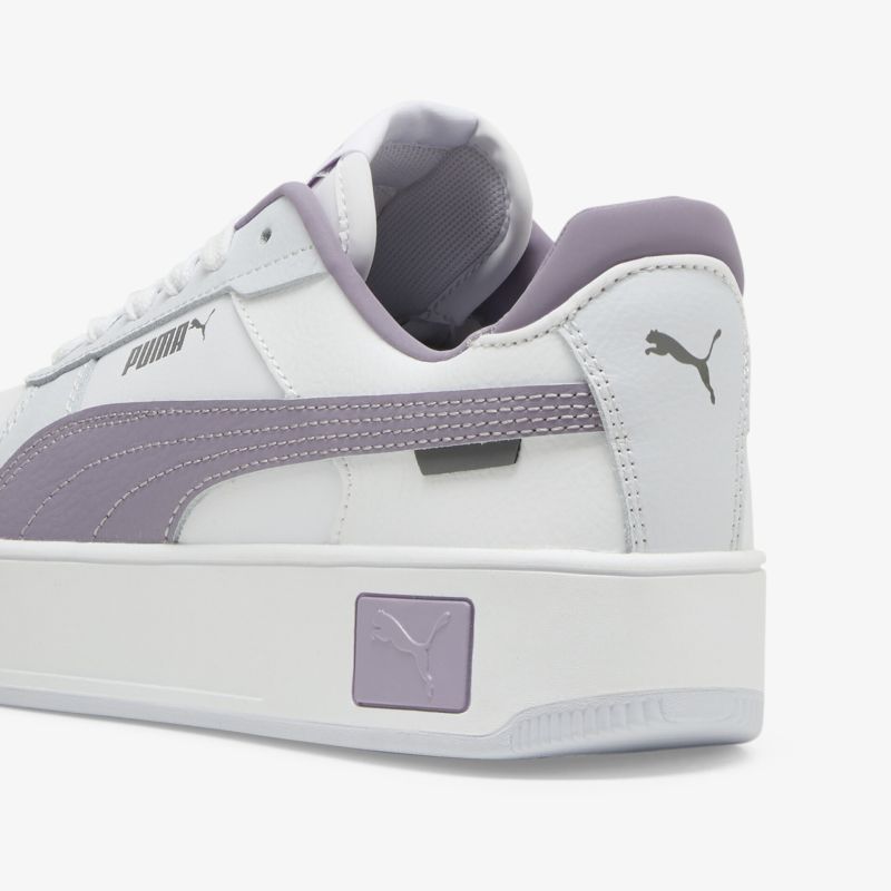 Detailaufnahme eines weißen Sneakers mit lilafarbenem Akzent und bequem gepolstertem Knöchelbereich.