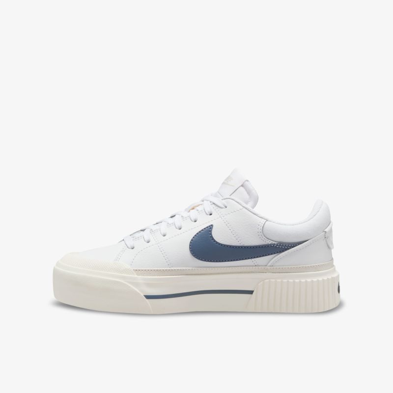 Moderner weißer Sneaker mit blauem Akzent, ideal für Alltag und Freizeit, kombiniert Stil mit Komfort.