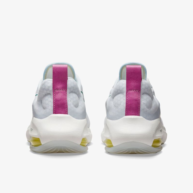 Rückansicht von weißen Turnschuhen mit pinkem Streifen, gepolstertem Kragen und gelben Akzenten