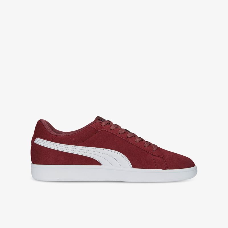 Roter Sneaker mit weißem Akzent und rutschfester Sohle. Perfekt für sportliche Aktivitäten und Freizeit.