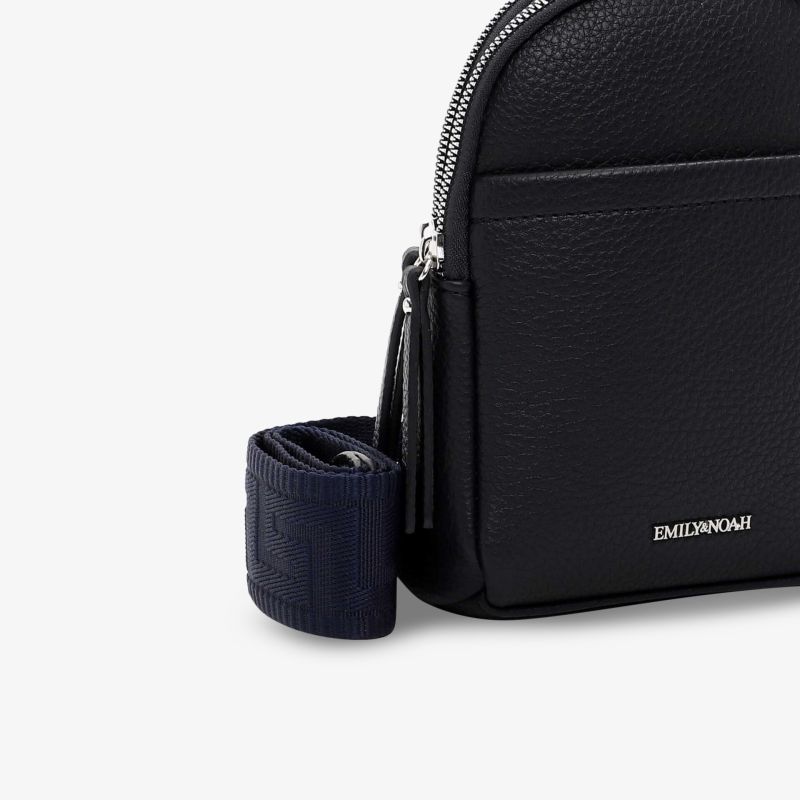 Schwarze kompakte Tasche mit robustem Reißverschluss und feiner Materialstruktur, ideal für den Alltag