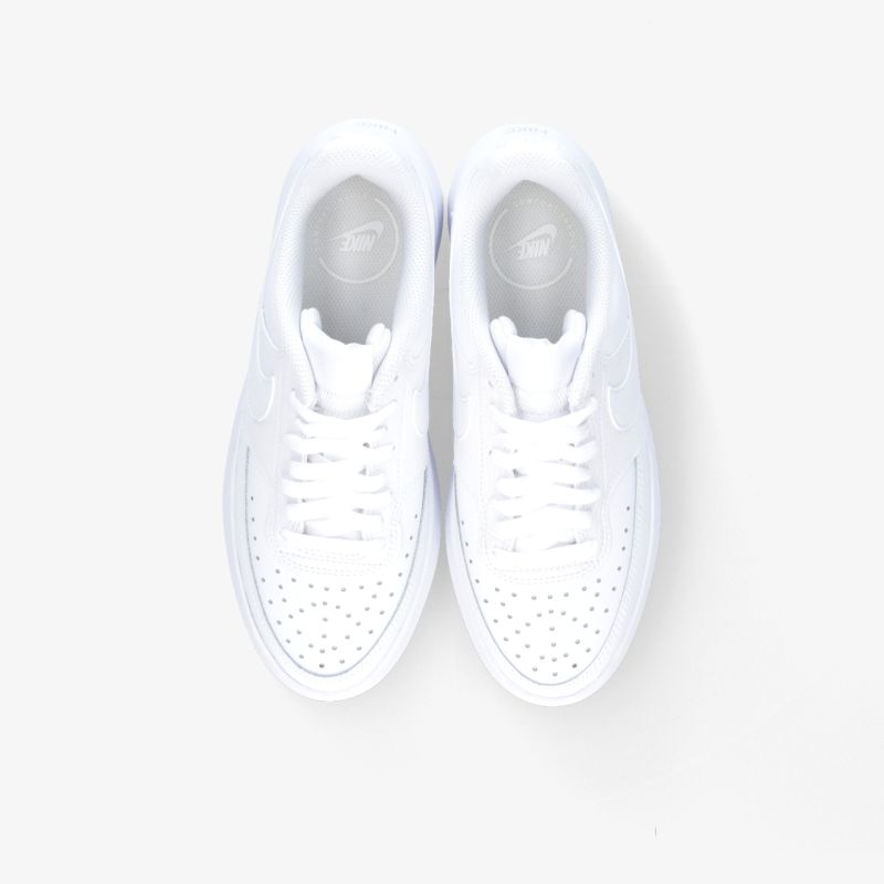 Minimalistische weiße Sneaker mit perforierter Oberfläche und klassischer Schnürung für stilvollen Komfort.