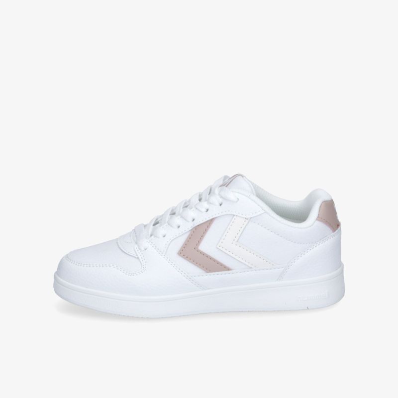 Moderner weißer Sneaker mit leichter Sohle und bequemer Passform, seitliche Ansicht, sportlicher Alltagsschuh