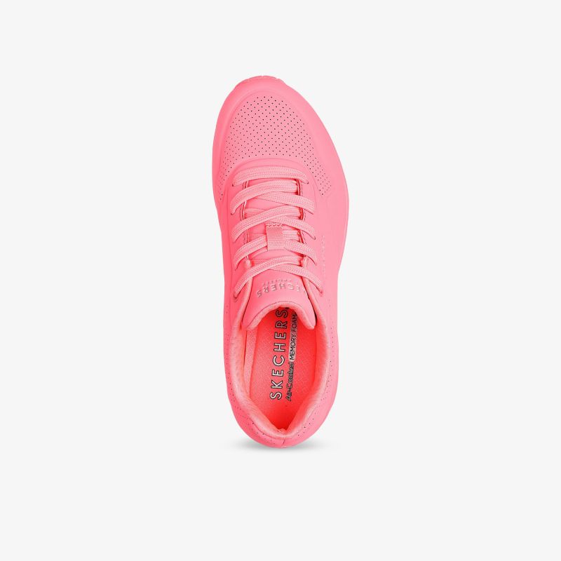 Sportlicher rosafarbener Sneaker in Frontansicht mit flexibler Schnürung und gepolstertem Einstieg