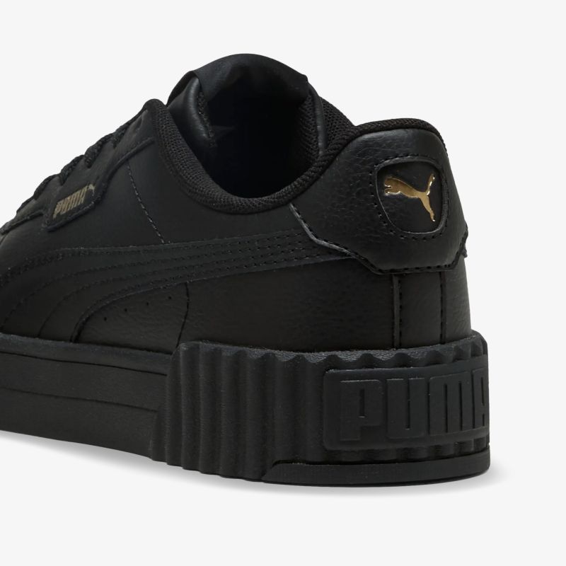 Schwarzer Sneaker mit markantem Profil und gut gepolstertem Fersenbereich, Detailansicht des Markenlogos