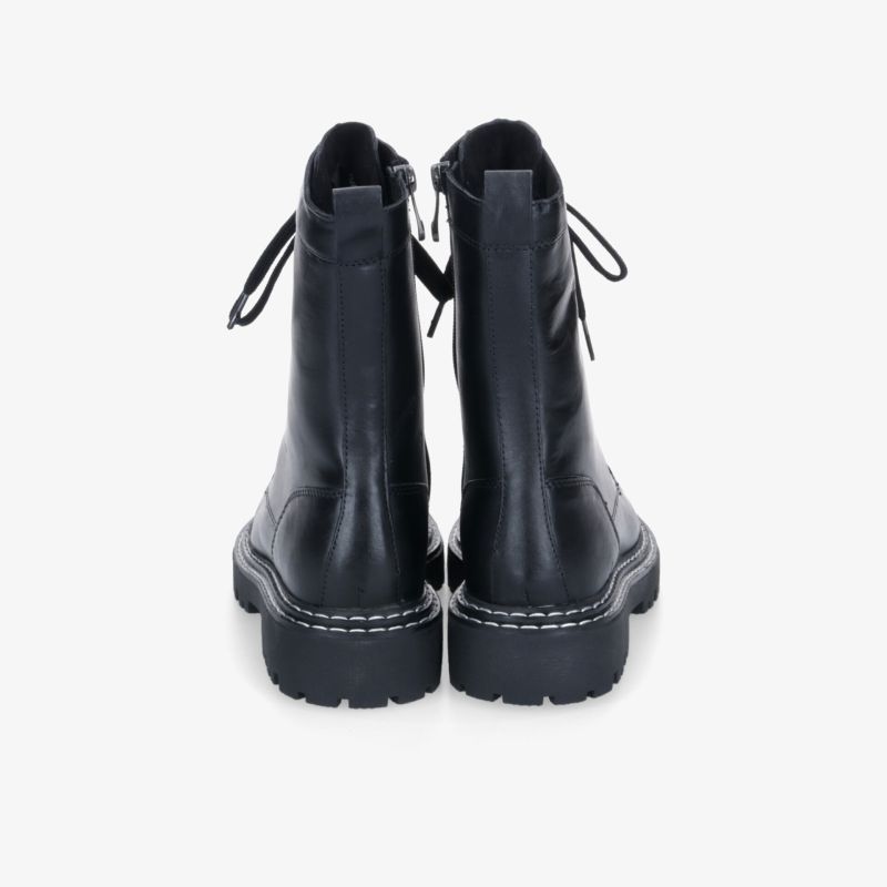 Elegante schwarze Stiefel mit robuster Sohle und Schnürung, ideal für einen stilvollen Auftritt.