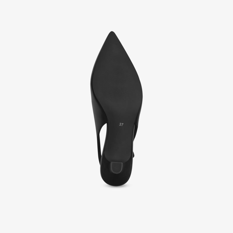 Schwarzer Pumps mit spitz zulaufendem Absatz, glatter Oberfläche und eleganter, schlanker Silhouette, Blick auf die Sohle