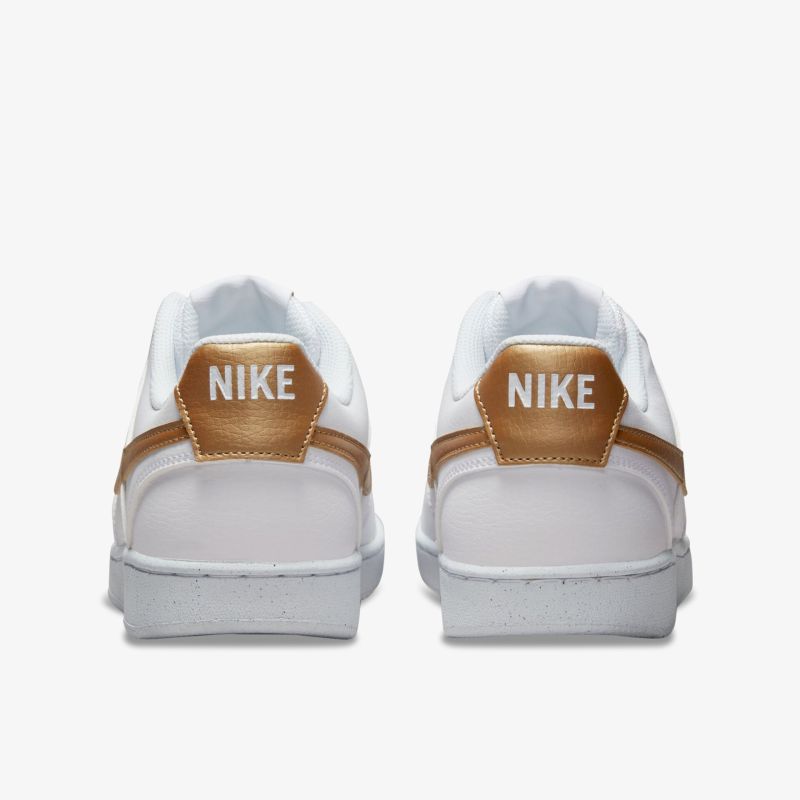 Stilvolle weiße Nike Sneaker mit goldenen Akzenten für optimalen Komfort und modisches Auftreten.