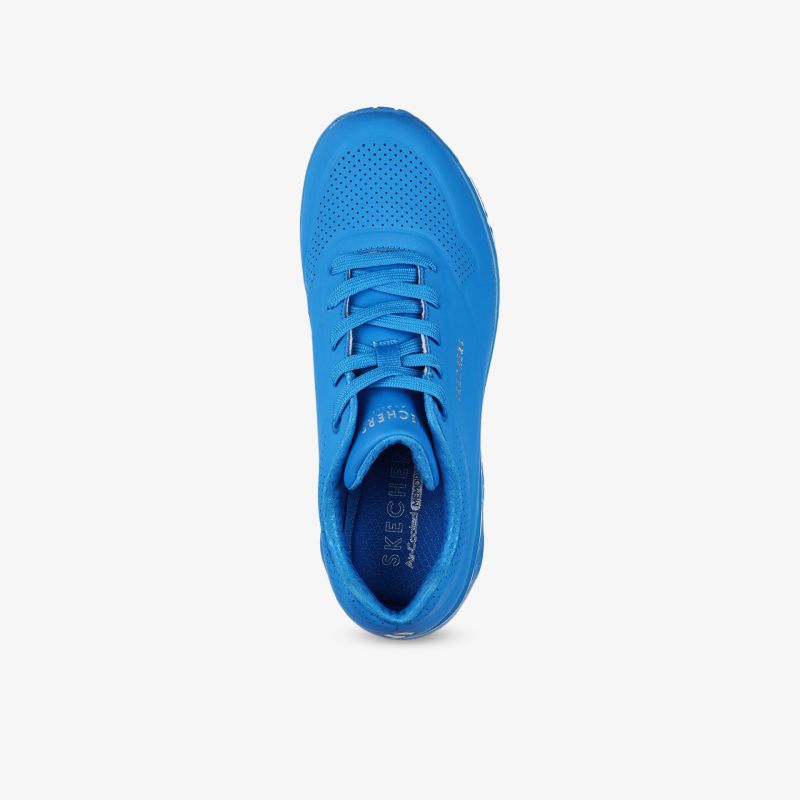 Blauer Sneaker mit atmungsaktivem Obermaterial und leichtem, sportlichem Design in Draufsicht