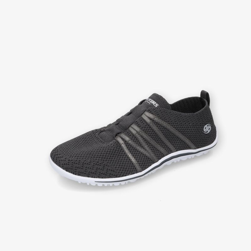 Leichter schwarzer Sportschuh mit atmungsaktivem Material und rutschfester Sohle in seitlicher Ansicht