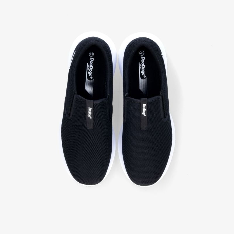 Klassische schwarze Slipper mit komfortabler Passform und gepolsterter Innensohle. Perfekt für vielseitige Anlässe.