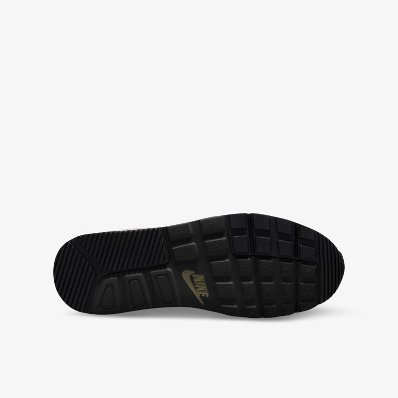 Sportlicher Schuh mit langlebiger, rutschfester Sohle und markantem Markenlogo.