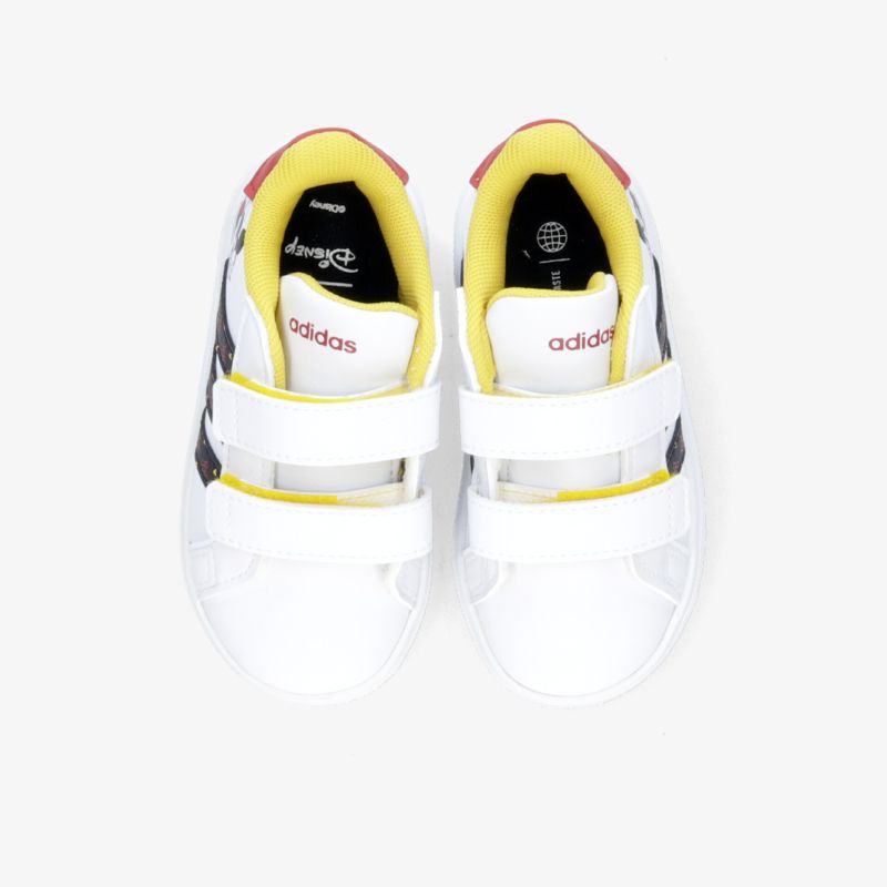 Bequeme und stilvolle weiße Sneaker mit praktischem Klettverschluss und zweifarbigen Akzenten von oben.