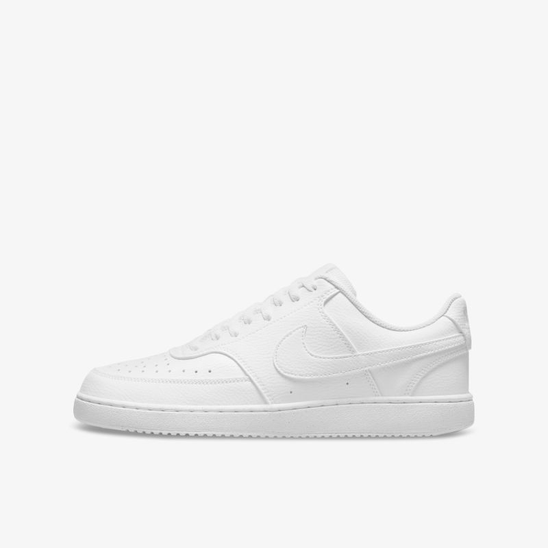 Klassische weiße Sneaker mit minimalistischen Design und hohem Tragekomfort. Seitliche Ansicht.