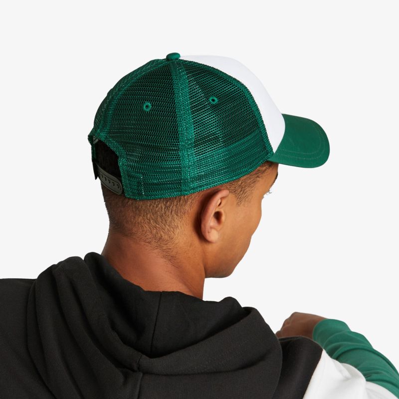 Grün-weiße Baseballkappe mit atmungsaktivem Mesh-Einsatz und verstellbarem Verschluss für sportlichen Komfort.