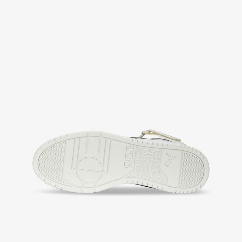 Zeigt die Sohlenkonstruktion des Schuhs mit robustem, rutschfestem Design für optimalen Halt und Komfort.