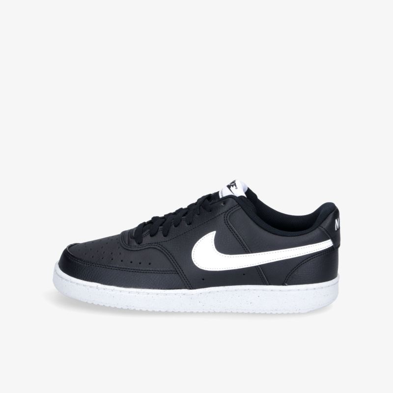 Moderner schwarzer Sneaker mit weißem Logo. Sportliches Design, ideal für Alltag und Freizeit.