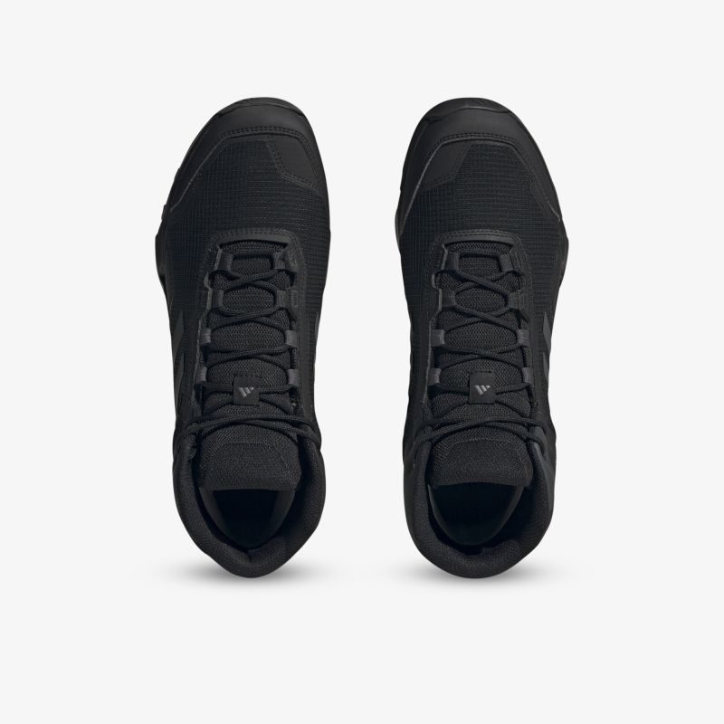 Schwarze, bequeme Schuhe mit sportlichem Design und rutschfester Sohle, ideal für den aktiven Lebensstil.