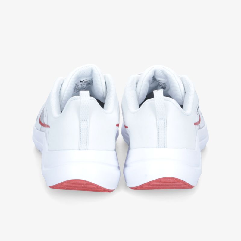 Weiße Sportschuhe mit rotem Akzent, ideale Dämpfung und moderner Stil, Rückansicht.