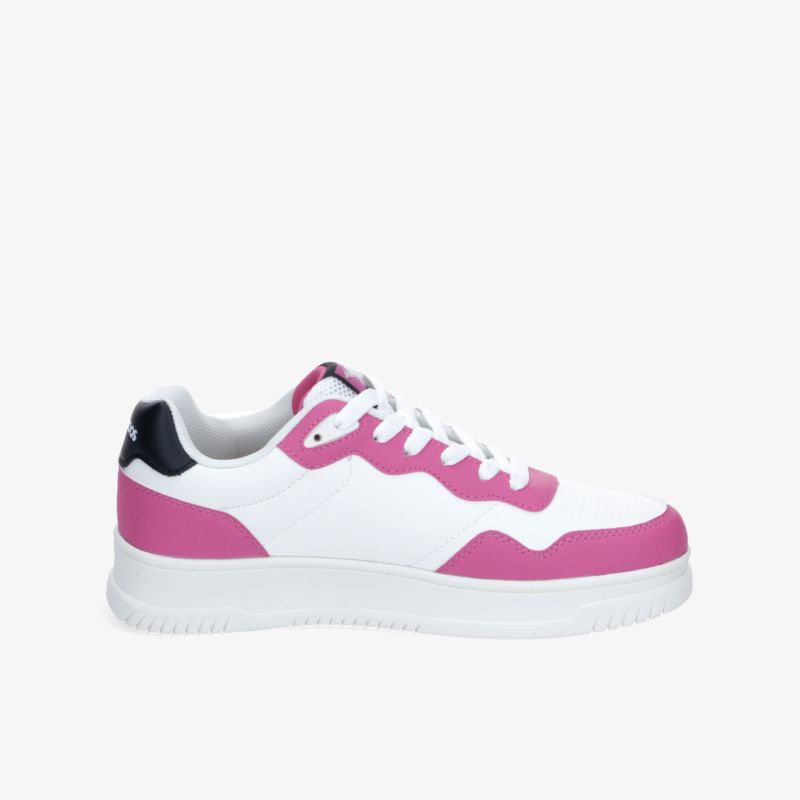 moderner weißer Sneaker mit pinken Akzenten in klarer seitlicher Ansicht