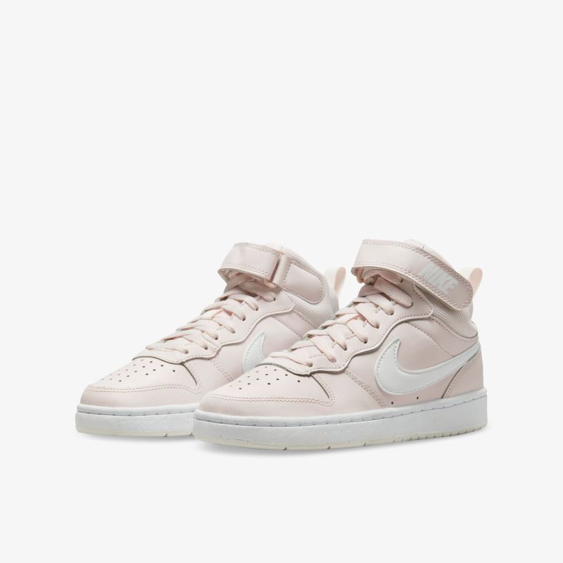 Stylische beige Sneakers mit weißer Sohle und Nike Logo für hohen Tragekomfort und moderne Optik.