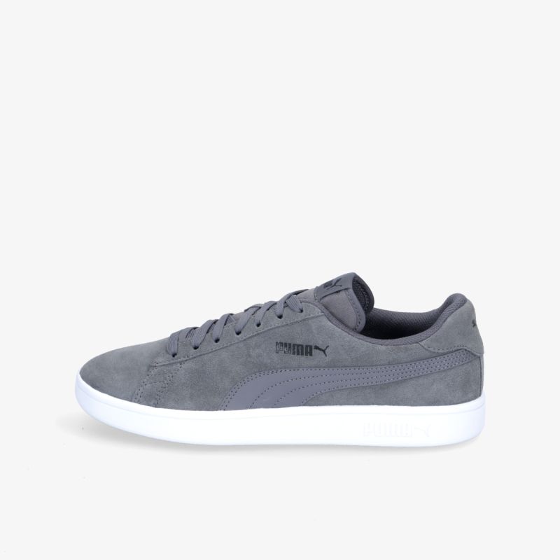 Moderner grauer Sneaker in Wildlederoptik mit rutschfester weißer Sohle, bequem und stylisch.