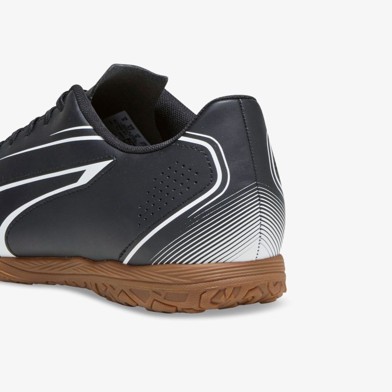 Stylischer Hallenschuh mit robustem Profil und modernem Design für optimalen Grip und Komfort beim Sport.