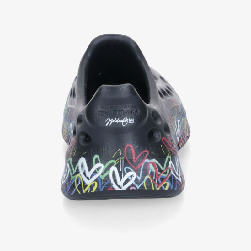 Schwarzer Schuh mit farbenfrohen Herzmustern an der Ferse, rutschfeste Sohle und bequeme Passform