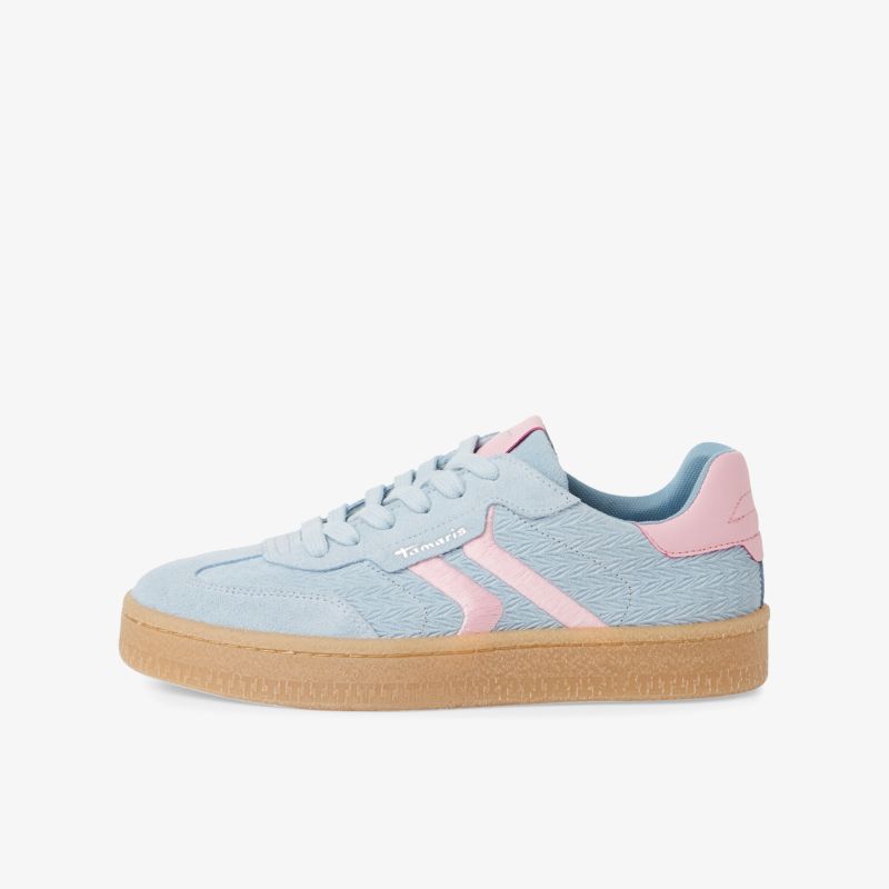 Moderner Sneaker in Hellblau mit rosa Akzenten und robuster brauner Sohle, bequem und stylisch