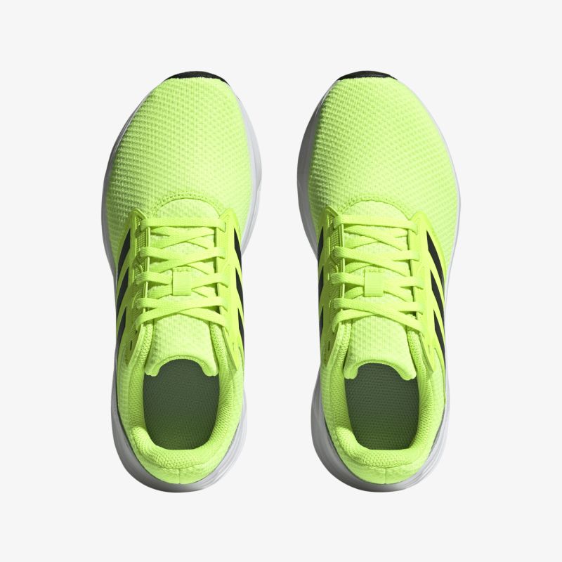 Neon grüne Laufschuhe mit atmungsaktivem Obermaterial und leichtem Design, ideal für sportliche Aktivitäten.