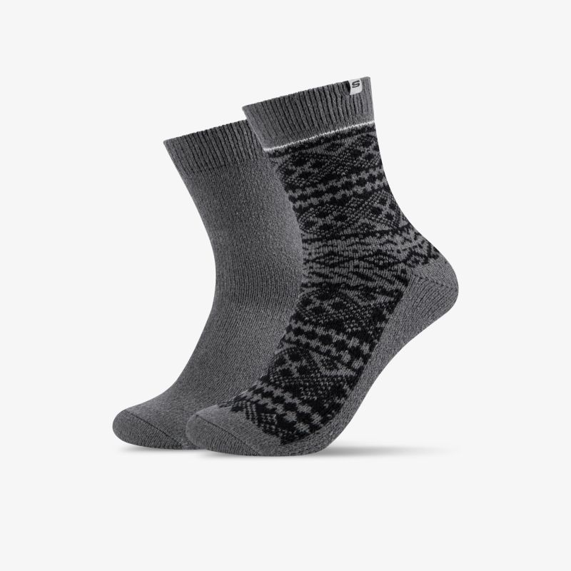 Bequemes Paar grauer Socken mit elastischem Bund und ansprechendem Muster für hohen Tragekomfort