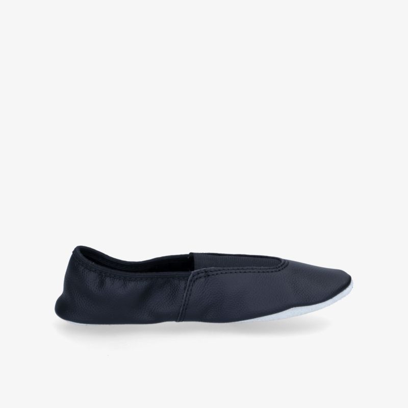 Schlichter dunkler Ballettschuh in eleganter seitlicher Ansicht mit rutschfester Sohle für vielseitigen Komfort.