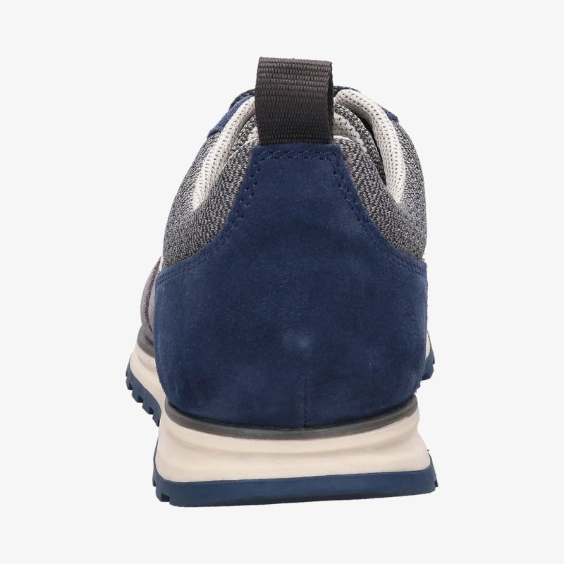 Moderner blauer Sneaker aus Wildleder mit strapazierfähiger Sohle und atmungsaktivem Design. Perfekt für jeden Tag.