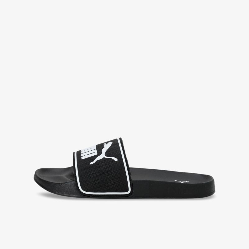 Seitliche Ansicht einer schwarzen Puma Slide Sandale mit weißem Logo, sportlich und bequem für vielseitigen Einsatz