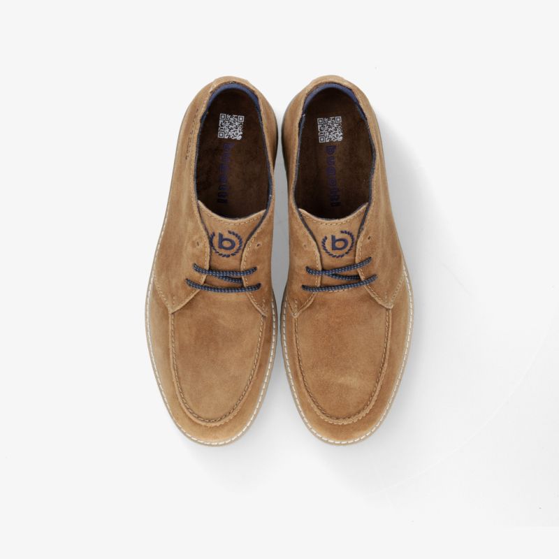 Beige Lederschuhe im Paar, bequem und robust mit klassischer Schnürung und hochwertiger Verarbeitung, elegante Optik
