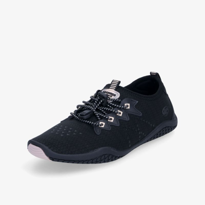 Leichter, atmungsaktiver Sportschuh mit flexibler Schnürung und rutschfester Sohle in moderner 3/4 Ansicht