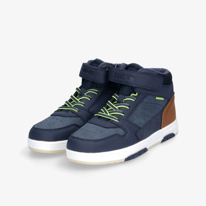 Moderne hohe Sneaker in Dunkelblau mit kontrastierenden Schnürsenkeln und weißer Sohle, bequem und robust