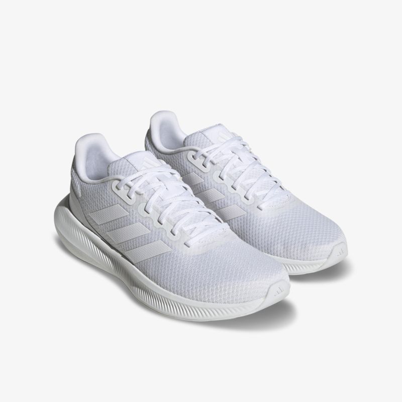 Weiße sportliche Sneaker mit atmungsaktivem Obermaterial und zeitlosem Design, ideal für vielseitige Aktivitäten.