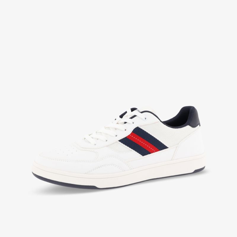 Weißer Sneaker mit rot-blauem Streifen, sportliches Design und robuste Sohle. Perfekt für Alltag und Freizeit.