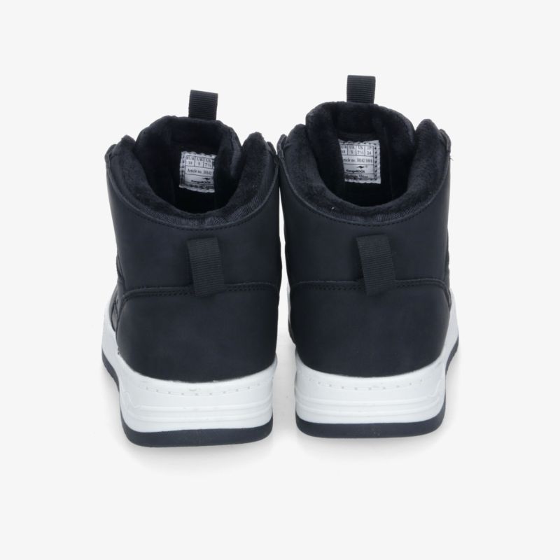 Schwarze Schuhe mit hohem Schaft und weißer Sohle, gepolstert und sportlich robust gestaltet