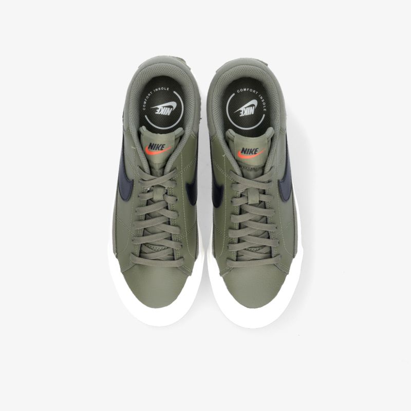 Olivgrüne Sneaker mit weißer Sohle und dunklem Logo für stilvolle Auftritte und hohen Tragekomfort.