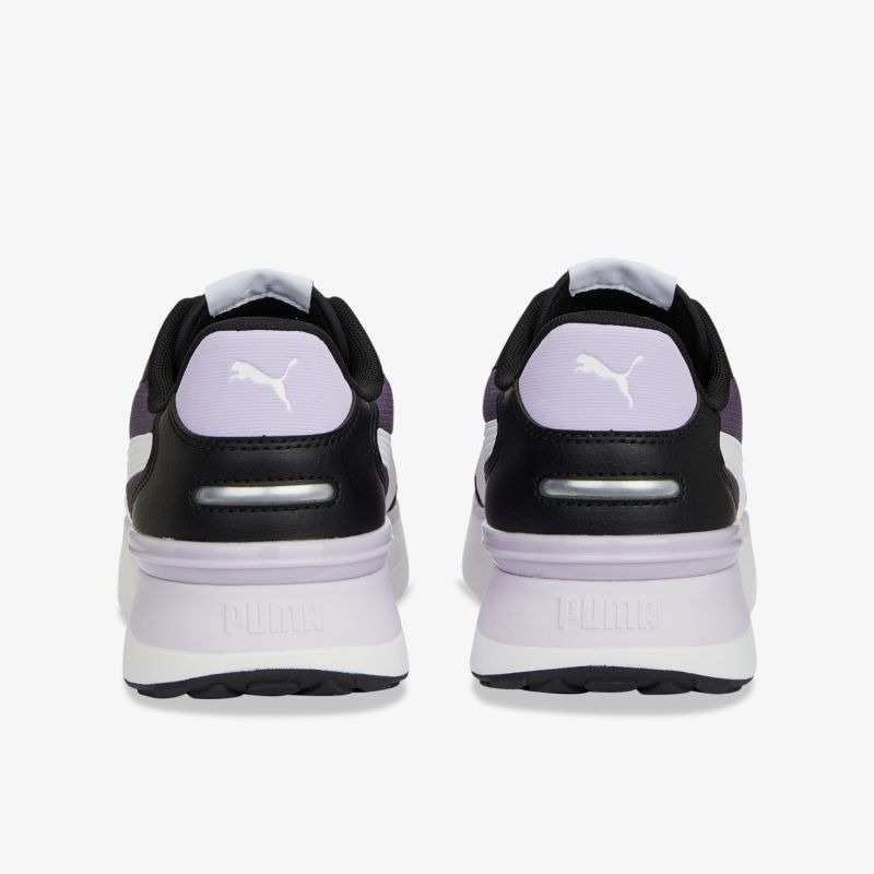 Rückansicht sportliche Sneaker mit markantem Design und komfortabler Passform in Schwarz und Lila.