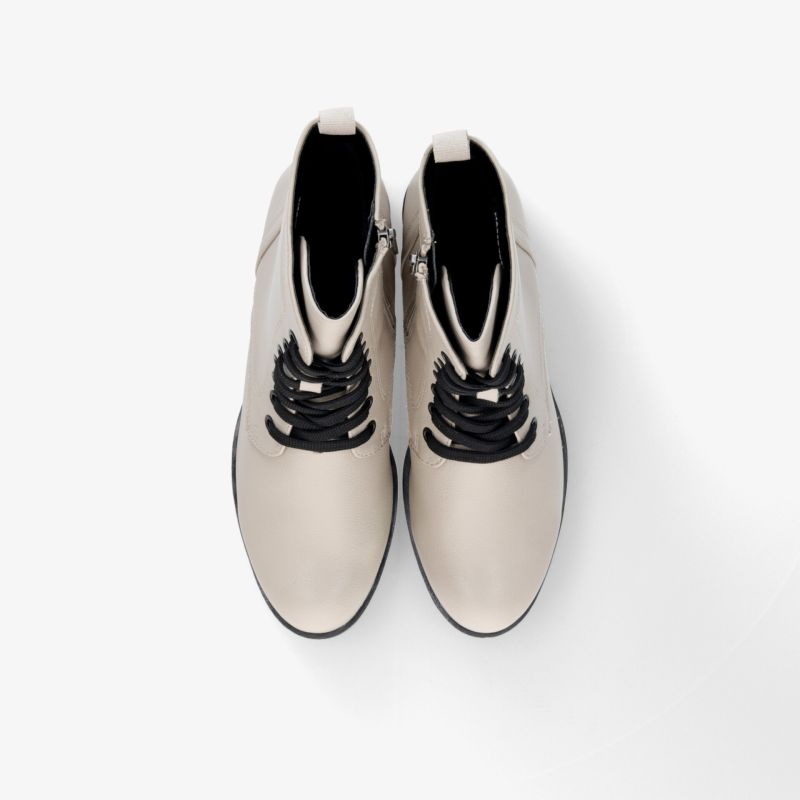 Elegante beige Schnürschuhe mit moderner, robuster Oberfläche und stilvollem Design, perfekt für jeden Anlass.