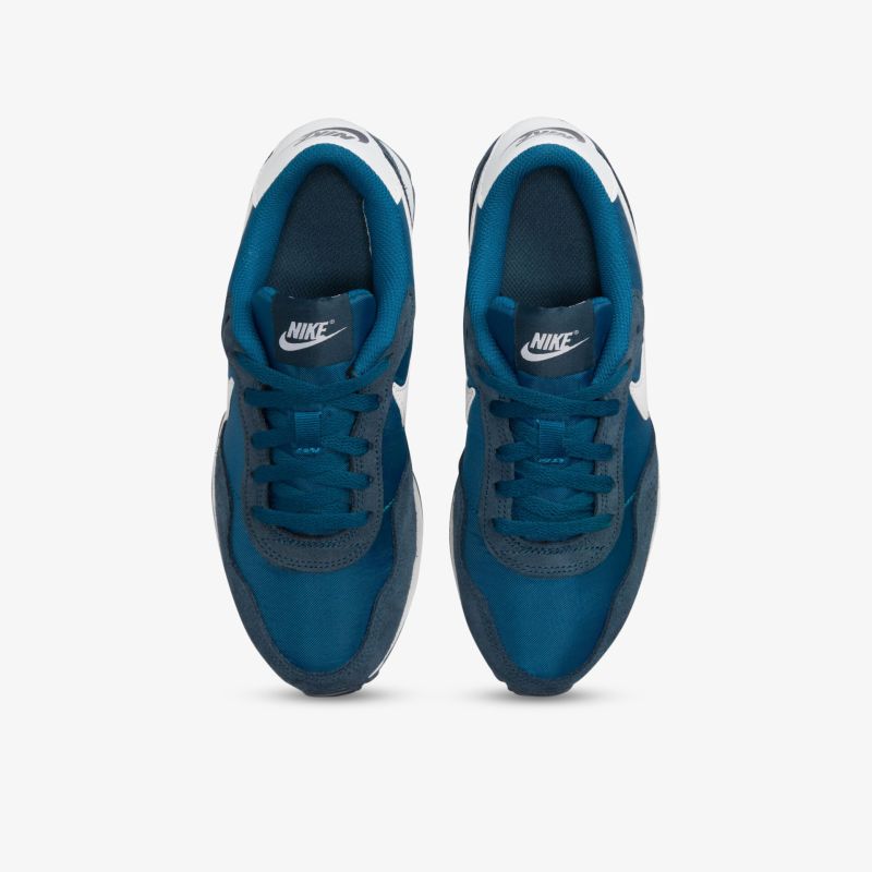 Moderne blaue Sneaker mit sportlichem Design und hohem Tragekomfort. Perfekt für Freizeit und Sport.