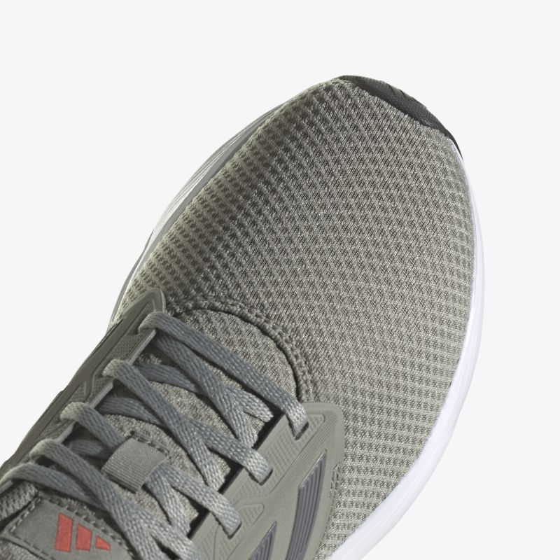 Grauer Sportschuh mit Mesh-Obermaterial und rutschfester Sohle für maximalen Komfort und Stil.