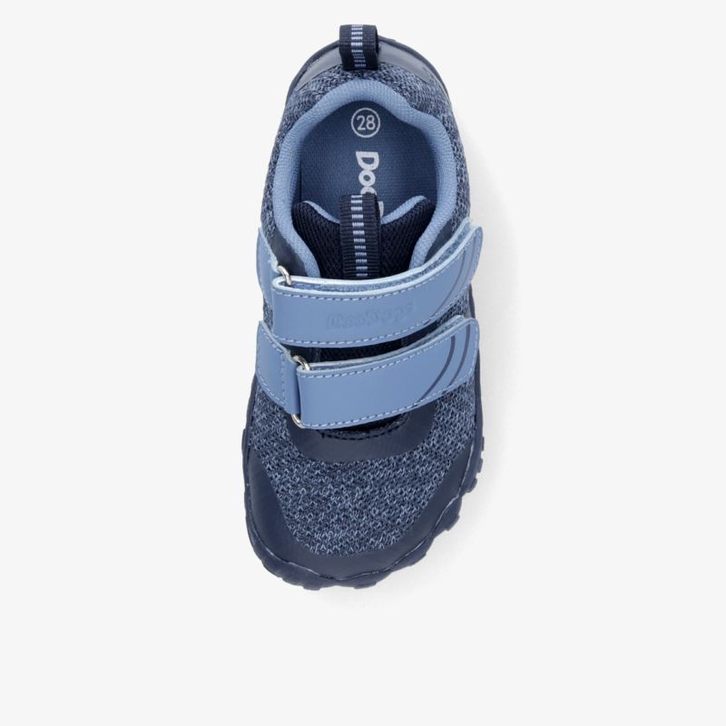 Bequemer Schuh mit Klettverschluss in Blau und robuster Sohle für optimalen Halt und Tragekomfort.