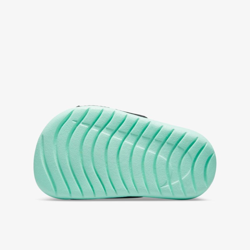 Rutschfeste, griffige Sohle mit komfortablem Design in modernem Stil für sicheren Halt und stilvolles Auftreten.