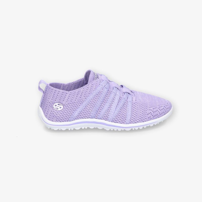 Leichter, atmungsaktiver lila Sneaker mit flexiblem Material und rutschfester Sohle in klarer Seitenansicht